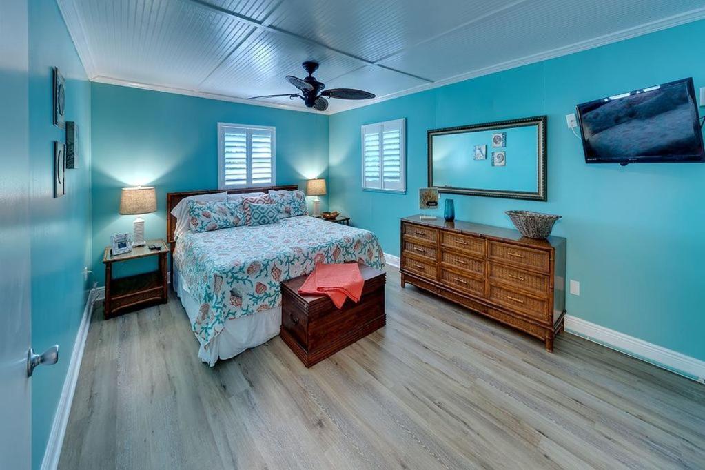 Beach Getaway Pool Condo Between The Island Marina And Beach Bradenton Beach Bagian luar foto