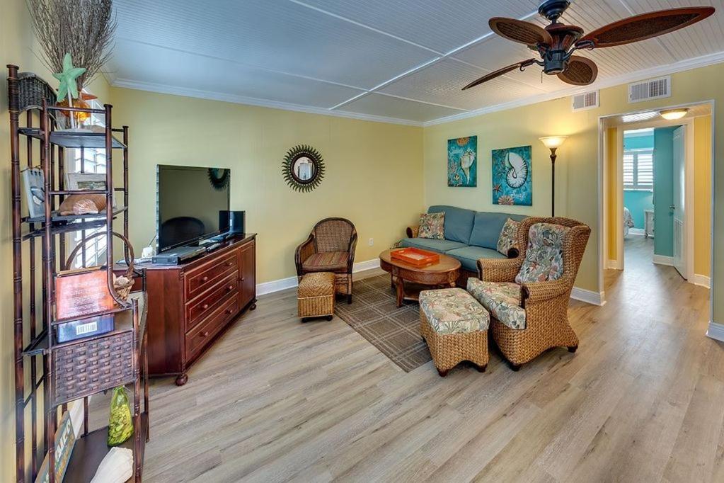 Beach Getaway Pool Condo Between The Island Marina And Beach Bradenton Beach Bagian luar foto
