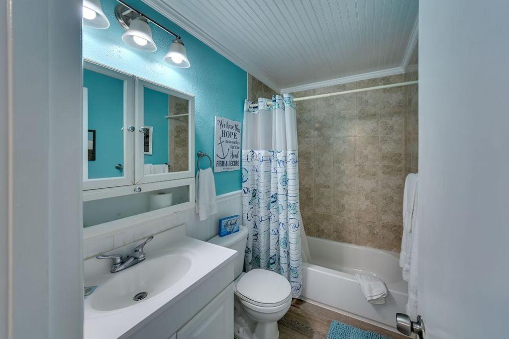 Beach Getaway Pool Condo Between The Island Marina And Beach Bradenton Beach Bagian luar foto