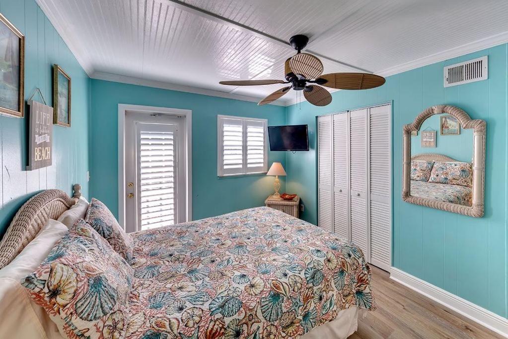 Beach Getaway Pool Condo Between The Island Marina And Beach Bradenton Beach Bagian luar foto