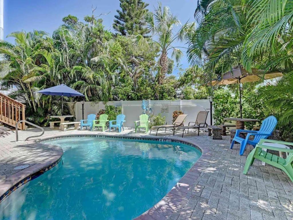 Beach Getaway Pool Condo Between The Island Marina And Beach Bradenton Beach Bagian luar foto