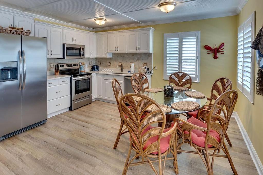 Beach Getaway Pool Condo Between The Island Marina And Beach Bradenton Beach Bagian luar foto